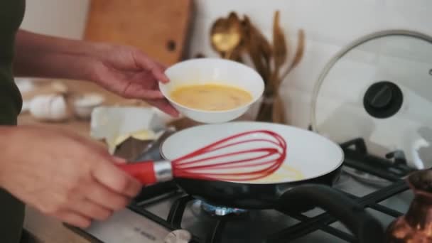 Frau Gießt Die Omelettemischung Der Küche Eine Pfanne — Stockvideo