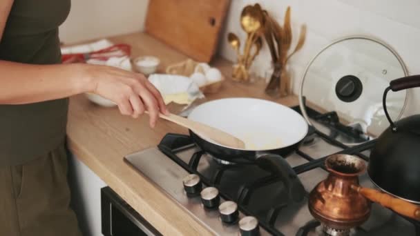 Mulher Espalhando Manteiga Uma Cozinha Frigideira — Vídeo de Stock