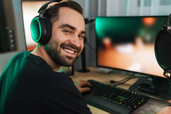 Ευτυχισμένος Νεαρός Άνδρας Gamer Streamer Στα Ακουστικά Που Παίζουν Στον — Φωτογραφία Αρχείου