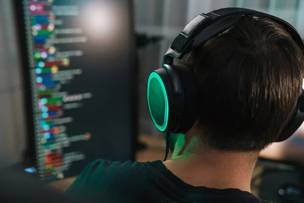 Visão Traseira Jovem Gamer Streamer Fones Ouvido Jogando Computador Conversando — Fotografia de Stock