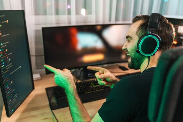 Feliz Joven Jugador Streamer Auriculares Jugando Ordenador Hablando Con Los —  Fotos de Stock