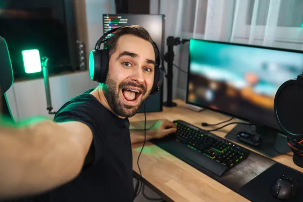 Jovem Feliz Tirando Foto Selfie Enquanto Joga Videogame Computador Casa — Fotografia de Stock