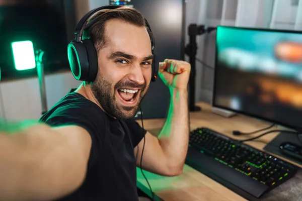 Glücklicher Junger Mann Macht Selfie Foto Während Daheim Computer Videospiel — Stockfoto