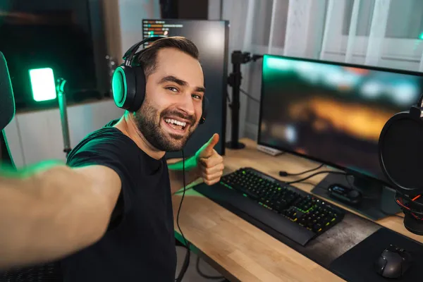 Jovem Feliz Tirando Foto Selfie Enquanto Joga Videogame Computador Casa — Fotografia de Stock