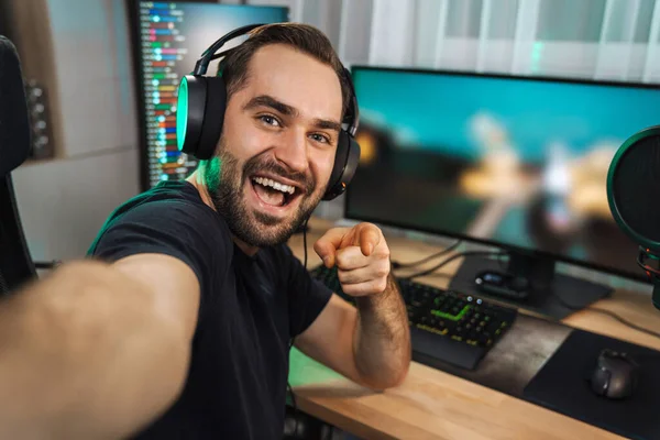 Jovem Feliz Tirando Foto Selfie Enquanto Joga Videogame Computador Casa — Fotografia de Stock