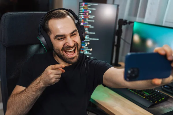 Jovem Feliz Tirando Foto Selfie Enquanto Joga Videogame Computador Casa — Fotografia de Stock