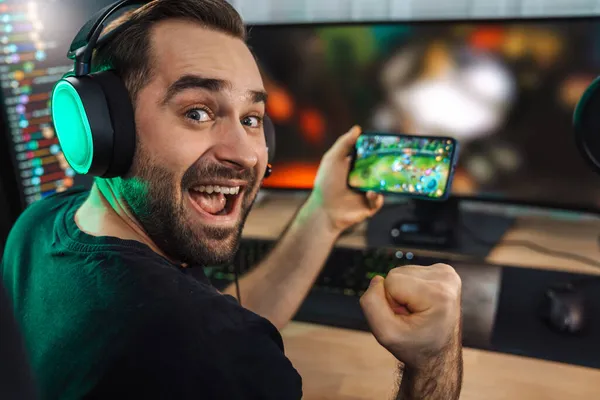 Jovem Jogador Jogando Videogames Smartphone Computador Quarto Escuro Usando Fones — Fotografia de Stock