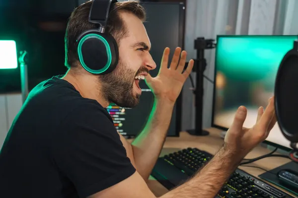 Irritado Devastado Jovem Jogador Usando Fones Ouvido Perdeu Jogo Computador — Fotografia de Stock