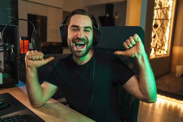 Ευτυχισμένος Νεαρός Άνδρας Gamer Streamer Στα Ακουστικά Που Παίζουν Στον — Φωτογραφία Αρχείου