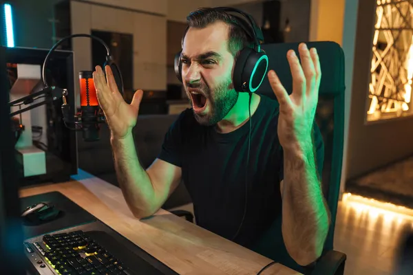 Kulaklık Takan Öfkeli Harap Olmuş Genç Oyuncu Bilgisayarda Bir Oyun — Stok fotoğraf