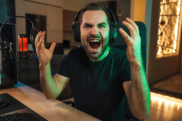 Irritado Devastado Jovem Jogador Usando Fones Ouvido Perdeu Jogo Computador — Fotografia de Stock