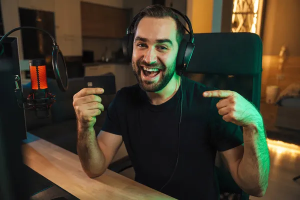 Feliz Joven Jugador Streamer Auriculares Jugando Ordenador Hablando Con Los —  Fotos de Stock