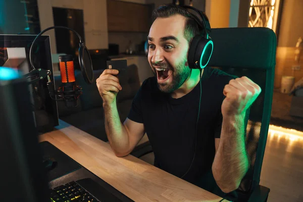 Jovem Feliz Gamer Streamer Fones Ouvido Jogando Computador Conversando Com — Fotografia de Stock