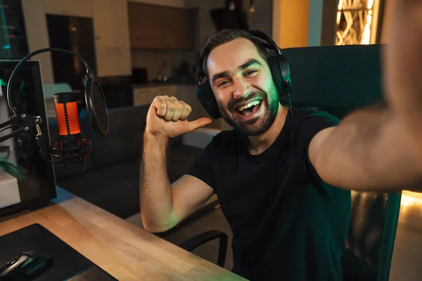 Jovem Feliz Tirando Foto Selfie Enquanto Joga Videogame Computador Casa — Fotografia de Stock