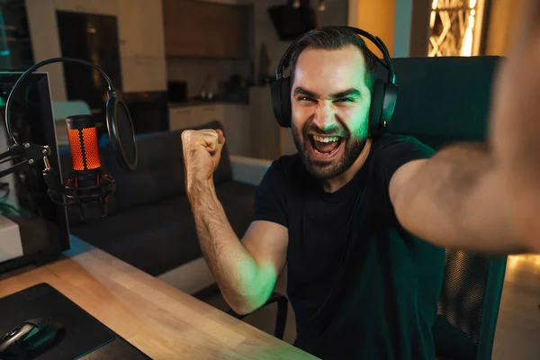 Jovem Feliz Tirando Foto Selfie Enquanto Joga Videogame Computador Casa — Fotografia de Stock