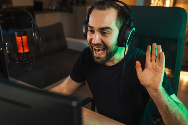 Счастливый Молодой Человек Gmaer Стример Наушниках Играющих Компьютере Разговаривая Игроками — стоковое фото