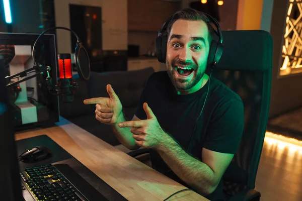 Feliz Joven Jugador Streamer Auriculares Jugando Ordenador Hablando Con Los —  Fotos de Stock