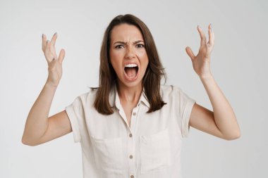 Beyaz arka planda izole edilmiş genç Avrupalı kadın el kol hareketi yapıyor ve kameraya bağırıyor