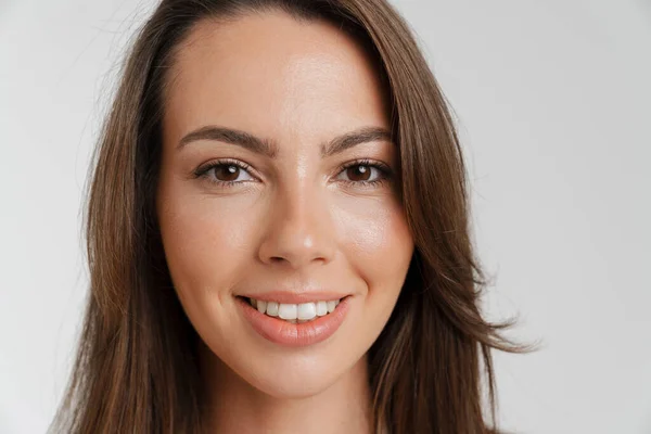 Jovem Mulher Europeia Sorrindo Olhando Para Câmera Isolada Sobre Fundo — Fotografia de Stock