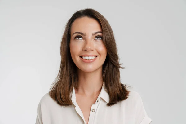 Jong Europees Vrouw Shirt Glimlachen Kijken Omhoog Geïsoleerd Witte Achtergrond — Stockfoto
