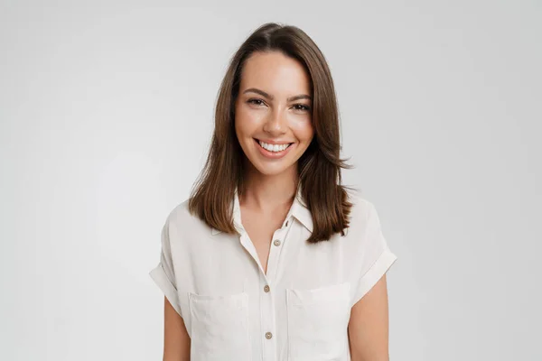 Gömlekli Genç Avrupalı Kadın Gülümsüyor Beyaz Arka Planda Izole Edilmiş — Stok fotoğraf