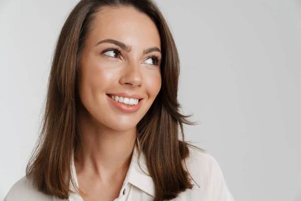 Jong Europees Vrouw Shirt Glimlachen Kijken Opzij Geïsoleerd Witte Achtergrond — Stockfoto