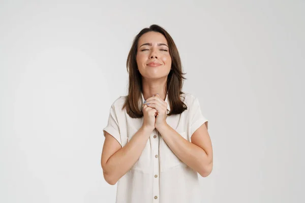 Avrupalı Bir Kadın Beyaz Arka Planda Dua Ederken Gözleri Kapalı — Stok fotoğraf
