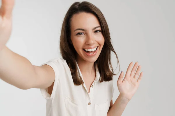 Νεαρή Ευρωπαία Γυναίκα Που Χειρονομεί Βγάζοντας Selfie Φωτογραφία Απομονωμένη Λευκό — Φωτογραφία Αρχείου