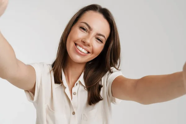 Młoda Europejka Uśmiechnięta Podczas Robienia Selfie Białym Tle — Zdjęcie stockowe