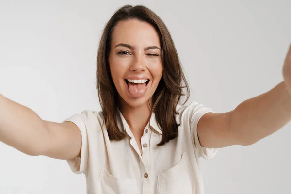 Beyaz Arka Planda Izole Edilmiş Selfie Çekerken Dilini Gösteren Genç — Stok fotoğraf