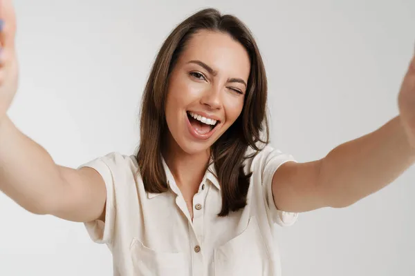 Młoda Europejka Mruga Podczas Robienia Selfie Białym Tle — Zdjęcie stockowe