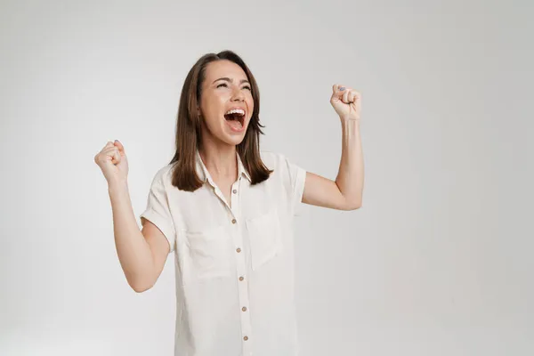 Mujer Joven Haciendo Gesto Ganador Gritando Cámara Aislado Sobre Fondo — Foto de Stock