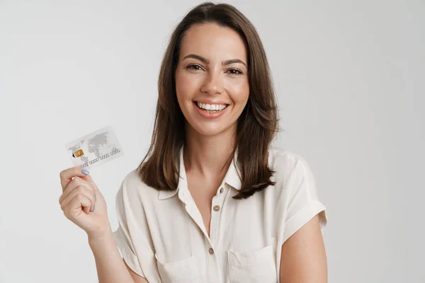 Junge Brünette Frau Lächelt Während Sie Mit Kreditkarte Auf Weißem — Stockfoto
