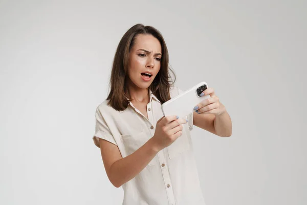 Νεαρή Ευρωπαία Γυναίκα Που Παίζει Βιντεοπαιχνίδι Κινητό Τηλέφωνο Απομονωμένη Λευκό — Φωτογραφία Αρχείου