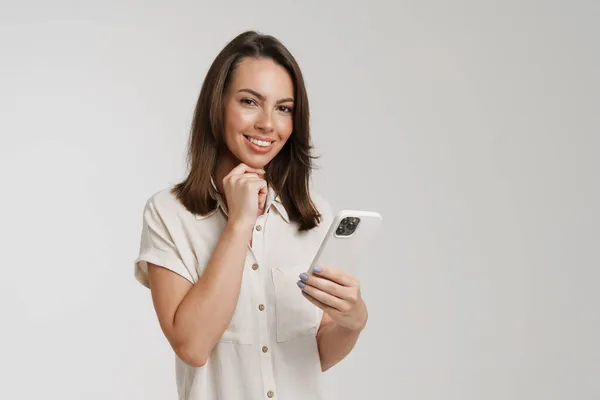 年轻的欧洲女人笑着用白色背景的手机隔离 — 图库照片