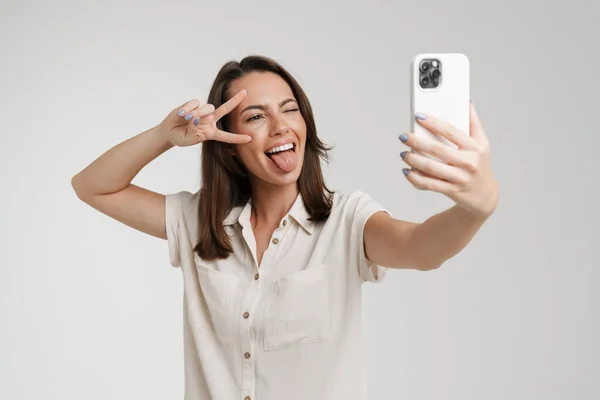 Jeune Femme Européenne Prenant Selfie Photo Sur Téléphone Portable Isolé — Photo
