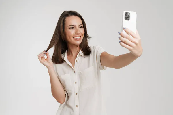 Joven Mujer Europea Tomando Foto Selfie Teléfono Móvil Aislado Sobre — Foto de Stock