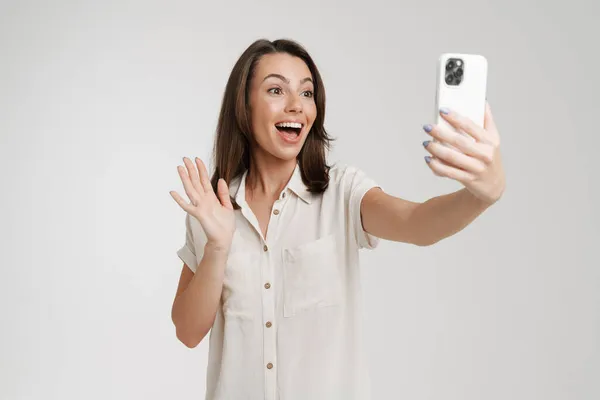 Młoda Europejka Robi Sobie Selfie Komórce Odizolowana Białym Tle — Zdjęcie stockowe