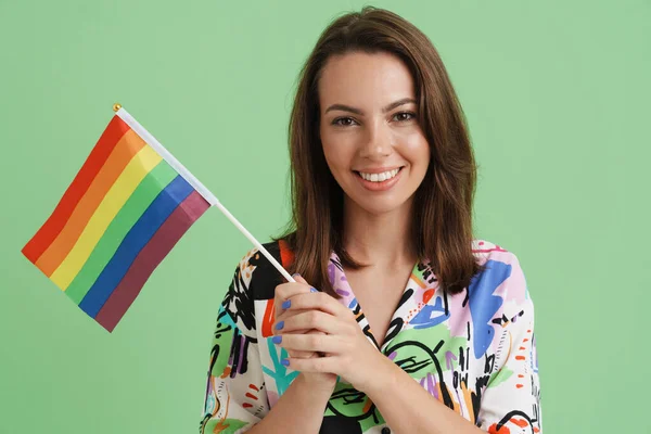 Молода Жінка Яка Посміхається Одягаючи Прапор Веселки Ізольований Над Зеленим — стокове фото