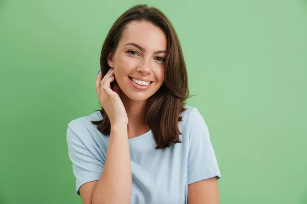 Jeune Femme Européenne Souriant Regardant Caméra Isolée Sur Fond Vert — Photo