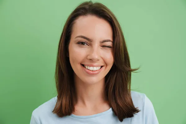 Młoda Europejka Shircie Mruga Uśmiecha Się Kamery Odizolowanej Zielonym Tle — Zdjęcie stockowe