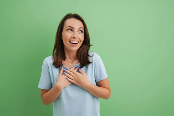 Joven Mujer Europea Sonriendo Mientras Toma Mano Sobre Pecho Aislado — Foto de Stock