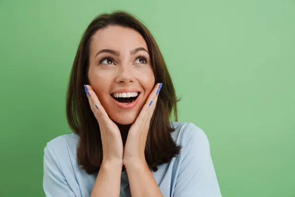 Jong Europees Vrouw Glimlachen Gebaren Terwijl Kijken Opzij Geïsoleerd Groene — Stockfoto