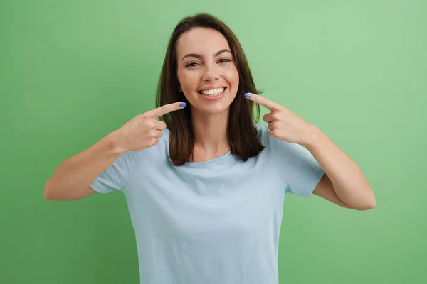 Joven Mujer Europea Camiseta Señalando Con Los Dedos Sonrisa Aislada — Foto de Stock