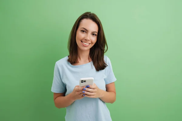 Junge Europäerin Shirt Lächelt Während Sie Ihr Handy Isoliert Auf — Stockfoto