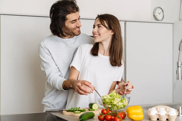 Jovem Casal Multirracial Abraçando Fazer Salada Juntos Casa — Fotografia de Stock