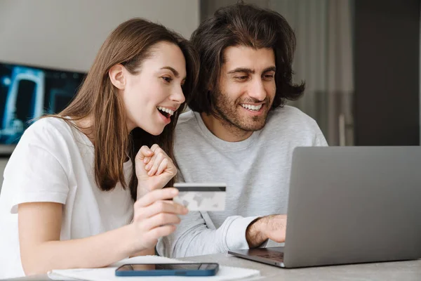Jovem Casal Multirracial Usando Cartão Crédito Enquanto Trabalhava Com Laptop — Fotografia de Stock