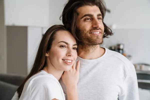 Junges Multiethnisches Paar Lächelt Während Sich Hause Umarmt — Stockfoto