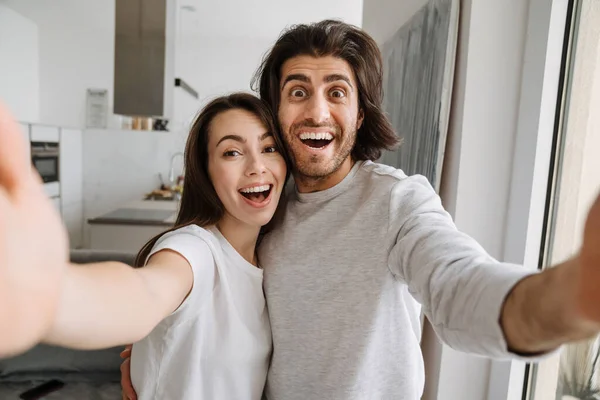 Joven Pareja Multirracial Riendo Abrazándose Mientras Toma Una Foto Selfie — Foto de Stock