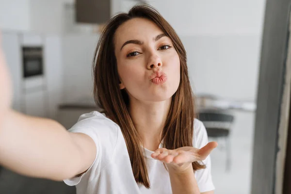 Giovane Donna Bianca Che Soffia Aria Bacio Alla Macchina Fotografica — Foto Stock